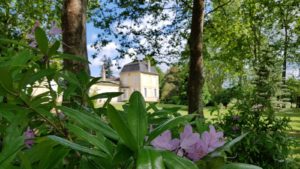 Dans le parc du château Loupiac-Gaudiet. Oenotourisme.